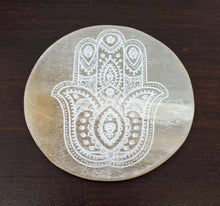 Load image into Gallery viewer, Orange Selenite Coaster/Altar Tile - Hamsa 3&quot;
