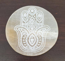 Load image into Gallery viewer, Orange Selenite Coaster/Altar Tile - Hamsa 3&quot;
